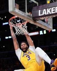 大前中锋随意切换！戴维斯稳定发挥助湖人走出低谷